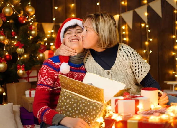 母亲和儿子在新年装饰中的肖像 妇女和青少年男孩打开盒子 开心地笑着 节日灯饰 礼物和装饰玩具的圣诞树 — 图库照片