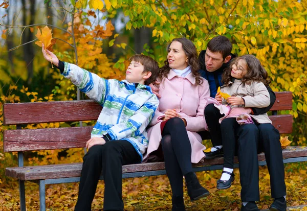 Retrato Una Familia Feliz Parque Otoño Gente Sentada Banco Posando —  Fotos de Stock