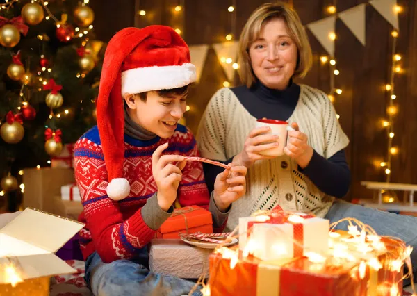 Porträt Von Mutter Und Sohn Neujahrsschmuck Frau Und Teenager Haben — Stockfoto