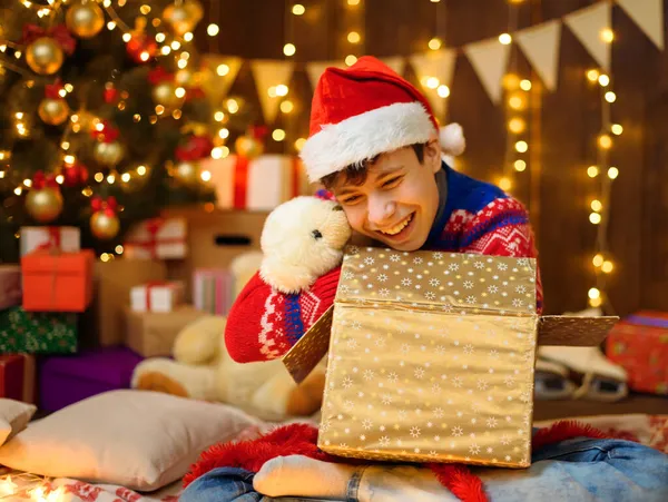 Porträt Eines Teenagers Neujahrsschmuck Öffnet Eine Geschenkschachtel Hat Spaß Und — Stockfoto