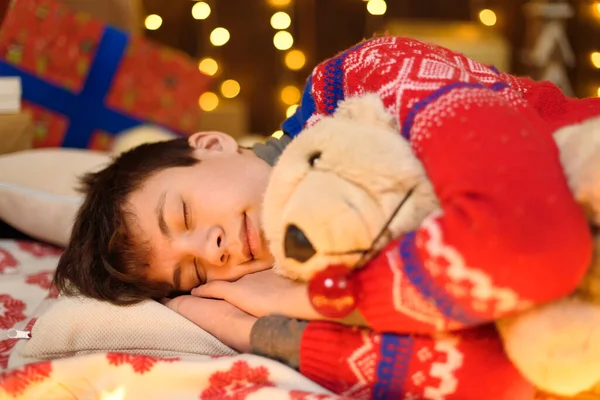 Портрет Хлопчика Підлітка Який Спить Новорічній Або Різдвяній Прикрасі Святкові — стокове фото