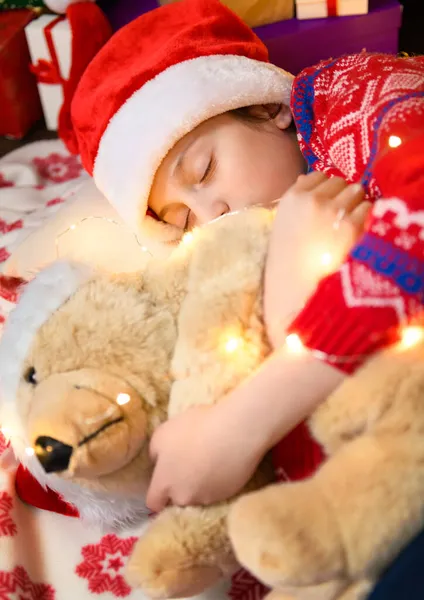 Niña Durmiendo Año Nuevo Decoración Navidad Luces Regalos Navideños Árbol — Foto de Stock