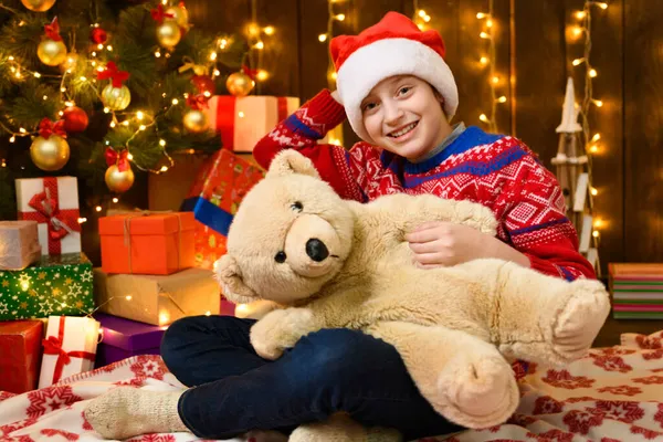 Niña Posando Año Nuevo Decoración Navidad Luces Festivas Muchos Regalos — Foto de Stock