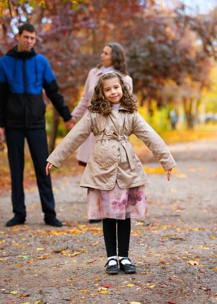Retrato Uma Menina Parque Outono Pais Atrás Dela Uma Bela — Fotografia de Stock