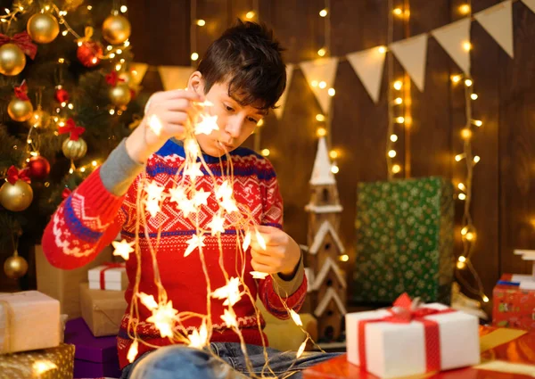 Porträt Eines Jungen Neujahrsschmuck Spielt Mit Einem Leuchtenden Kranz Weihnachtsbeleuchtung — Stockfoto