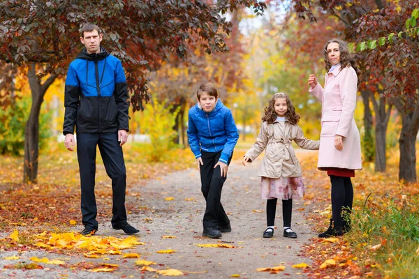Rodzinny Spacer Jesiennym Parku Wzdłuż Ścieżki Otoczone Piękną Przyrodą Drzewami — Zdjęcie stockowe