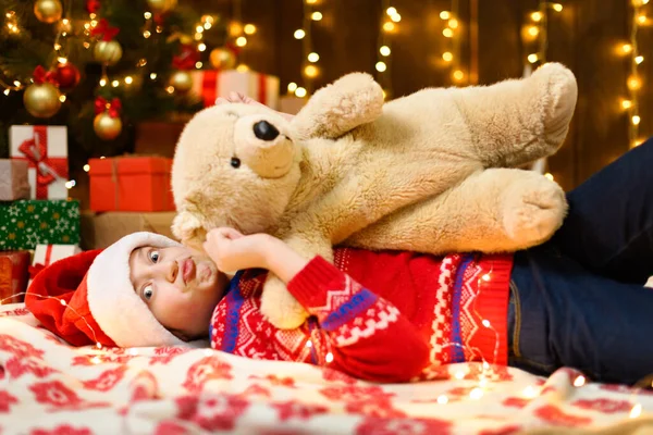 Menina Posando Ano Novo Decoração Natal Luzes Festivas Muitos Presentes — Fotografia de Stock