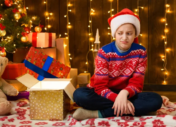 Menina Posando Ano Novo Decoração Natal Vestindo Uma Camisola Vermelha — Fotografia de Stock