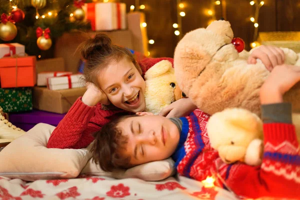 Crianças Dormindo Ano Novo Decoração Natal Rapaz Rapariga Adolescentes Luzes — Fotografia de Stock