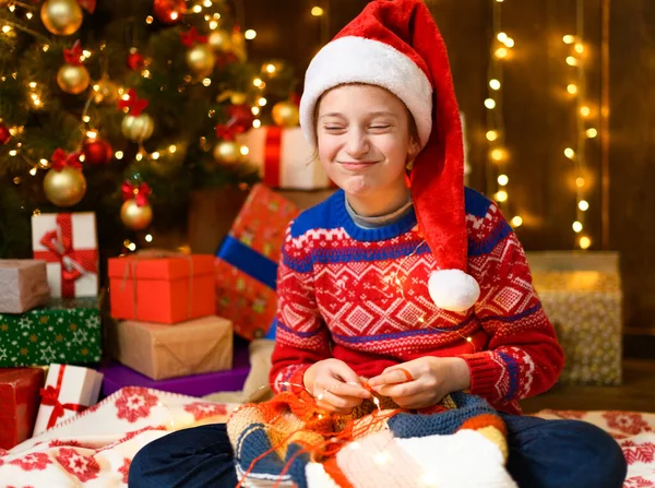 Дитяча Дівчинка Позує Новорічні Або Різдвяні Прикраси Святкові Вогні Безліч — стокове фото