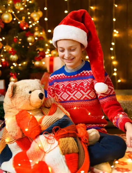 Niña Posando Año Nuevo Decoración Navidad Luces Festivas Muchos Regalos — Foto de Stock