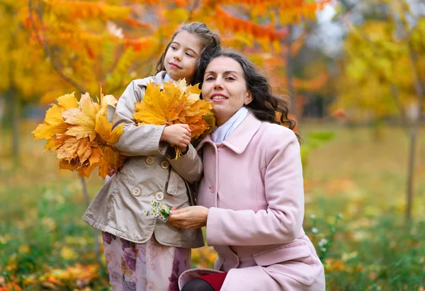 Matka Córka Pozują Jesiennym Parku Piękne Żółte Drzewa Jako Tło — Zdjęcie stockowe
