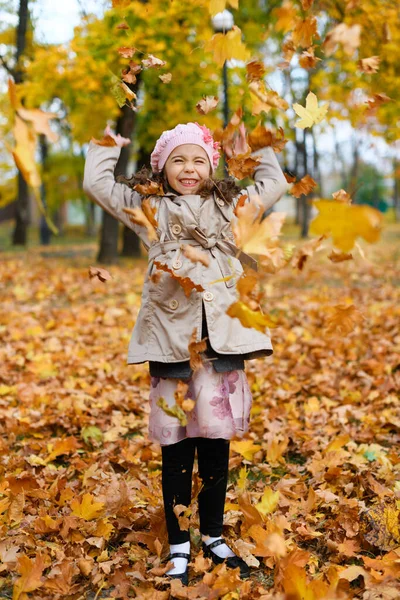 Sarı Yapraklarla Oynayan Kız Sonbahar Parkındaki Mutlu Bir Çocuğun Portresi — Stok fotoğraf