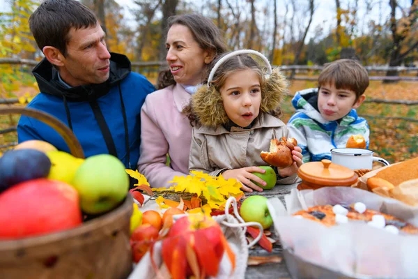 Gente Siede Tavola Mangia Parla Famiglia Felice Che Riposa Nel — Foto Stock