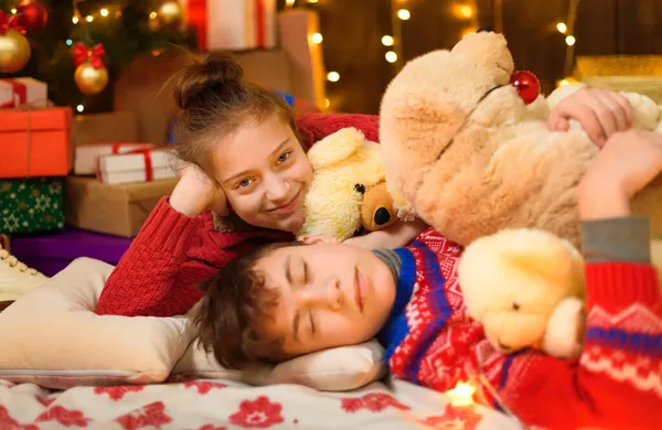 Діти Сплять Новорічних Або Різдвяних Прикрасах Хлопчик Підліток Дівчинка Святкові — стокове фото