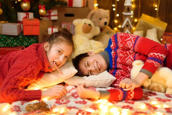 Retrato Niño Niña Decoración Año Nuevo Navidad Mienten Comen Dulces — Foto de Stock