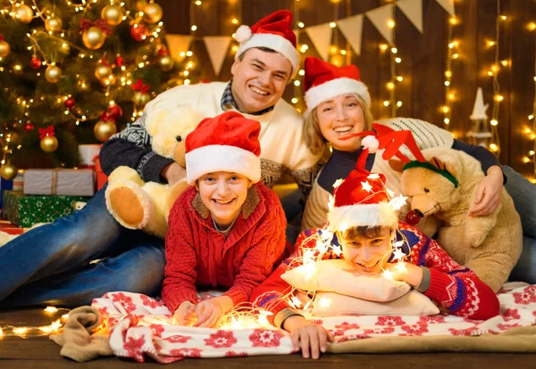 Família Posando Ano Novo Decoração Natal Retrato Crianças Pais Luzes — Fotografia de Stock