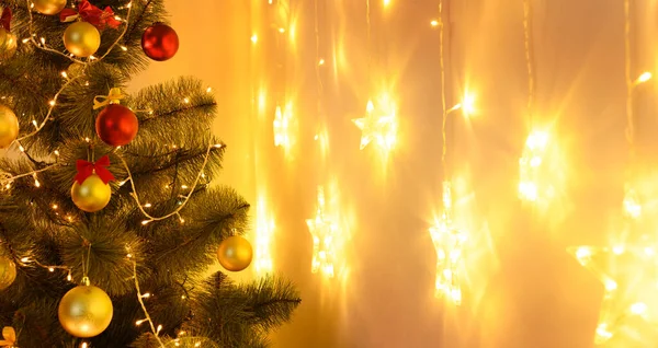 ライトアップされた白い壁と新年の休日の背景のためのクリスマスツリー 夜になると 部屋はお祝いの灯でいっぱいになります 冬休みのコンセプト — ストック写真