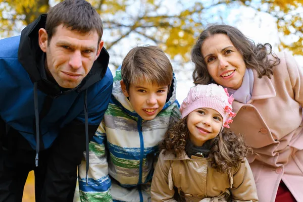 Ritratto Una Famiglia Felice Parco Autunnale Gente Posa Sullo Sfondo — Foto Stock