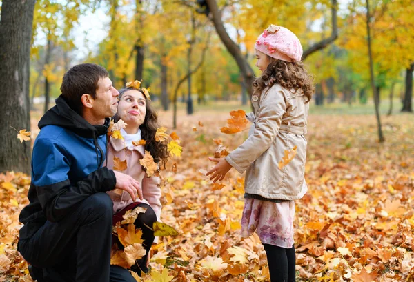 Familieportret Een Herfstpark Gelukkige Mensen Spelen Met Gevallen Gele Bladeren — Stockfoto