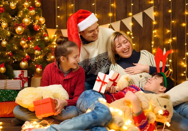 家人在新年或圣诞节装扮 孩子和父母 节日彩灯和礼物 圣诞树装饰玩具 — 图库照片
