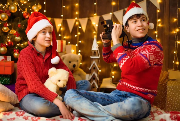 Retrato Niño Una Niña Decoración Año Nuevo Juegan Toman Fotos — Foto de Stock