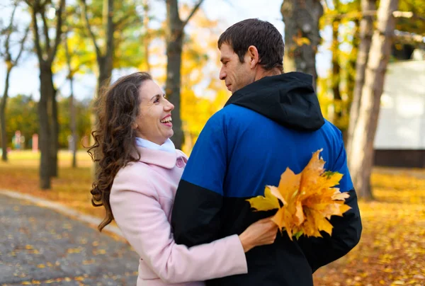 Romantyczna Para Pozująca Jesiennym Parku Piękna Przyroda Drzewa Żółtymi Liśćmi — Zdjęcie stockowe