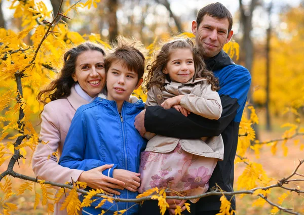 Portrét Rodiny Podzimním Parku Šťastní Lidé Pózují Pozadí Krásných Žlutých — Stock fotografie