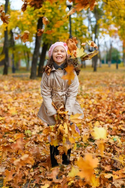 Menina Brincando Com Folhas Amarelas Caídas Retrato Uma Criança Feliz — Fotografia de Stock