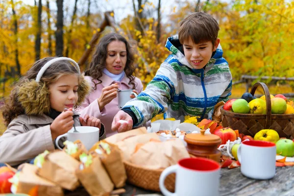 Ritratto Una Famiglia Felice Parco Autunnale Gente Siede Tavola Mangia — Foto Stock