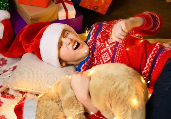 Menina Criança Dormindo Ano Novo Decoração Natal Luzes Férias Presentes — Fotografia de Stock