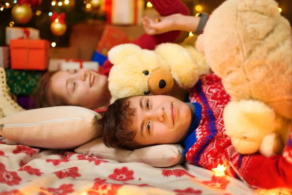 Crianças Dormindo Ano Novo Decoração Natal Rapaz Rapariga Adolescentes Luzes — Fotografia de Stock