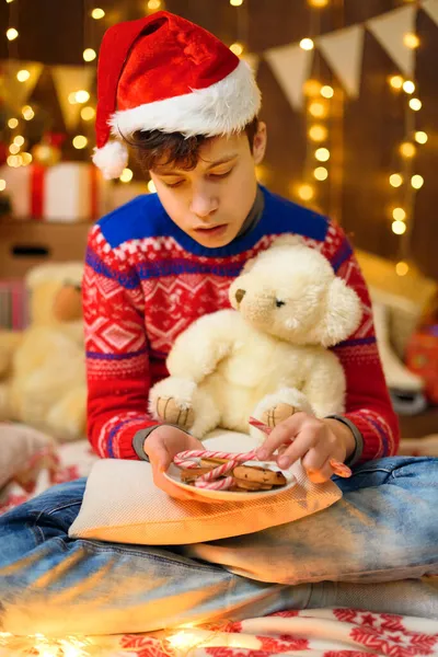 Retrato Adolescente Decoración Año Nuevo Come Dulces Galletas Divierte Tiene — Foto de Stock