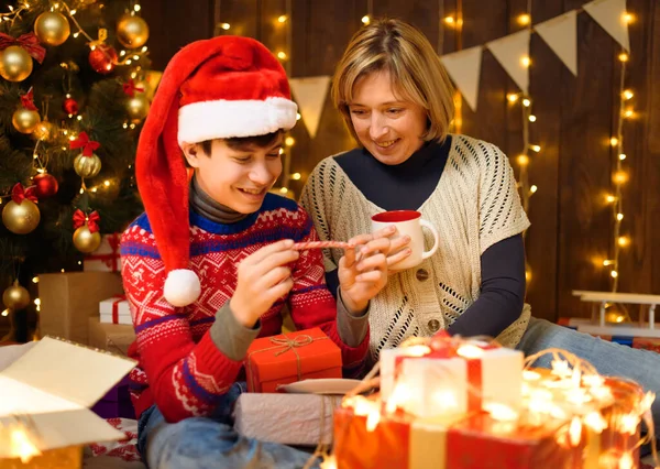 Porträt Von Mutter Und Sohn Neujahrsschmuck Frau Und Teenager Haben — Stockfoto