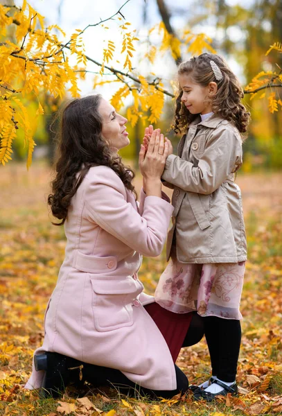 Portrét Matky Dcery Podzimním Parku Šťastní Lidé Pózují Pozadí Krásných — Stock fotografie