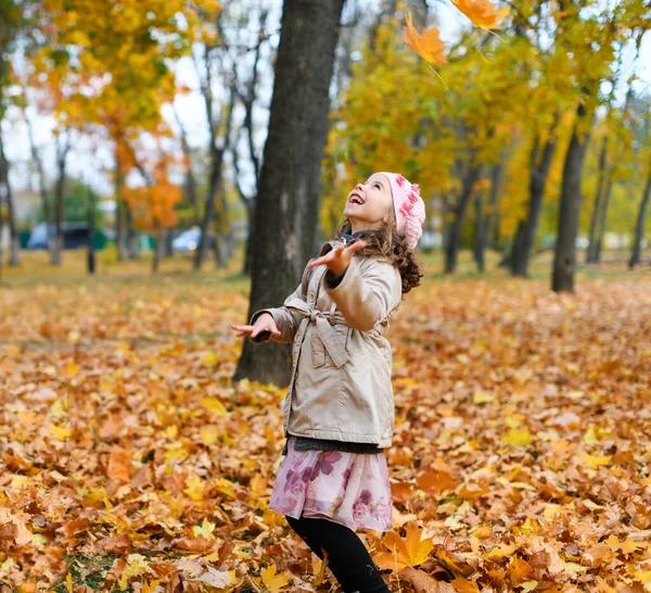 黄色の葉で遊んでいる女の子 秋の公園で幸せな子供の肖像画 — ストック写真
