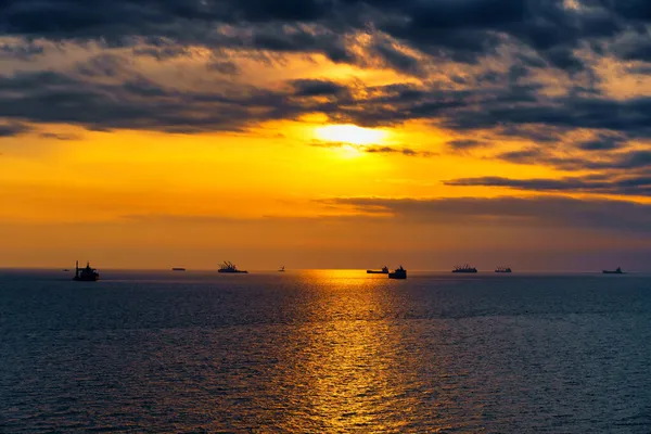 Hermosa Puesta Sol Mar Barcos Sol Brilla Entre Las Nubes — Foto de Stock