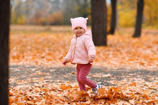Kindermädchen Spazieren Herbstlichen Stadtpark Schöne Natur Bäume Mit Gelben Blättern — Stockfoto