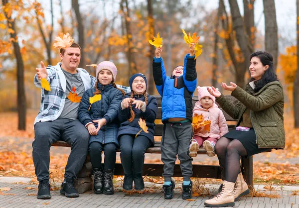 Portrét Rodiny Dětmi Podzimním Městském Parku Šťastní Lidé Sedící Společně — Stock fotografie