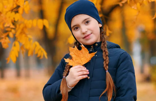 Portret Dziewczynki Parku Jesiennym Pozowanie Liściem Klonu Piękna Natura Drzewa — Zdjęcie stockowe