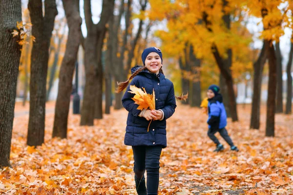 Enfants Courant Dans Parc Ville Automne Belle Nature Arbres Aux — Photo