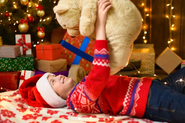 Menina Posando Ano Novo Decoração Natal Luzes Festivas Muitos Presentes — Fotografia de Stock