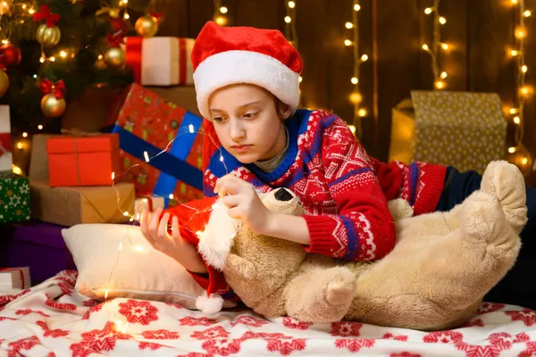 Menina Criança Posando Decoração Ano Novo Natal Luzes Férias Presentes — Fotografia de Stock