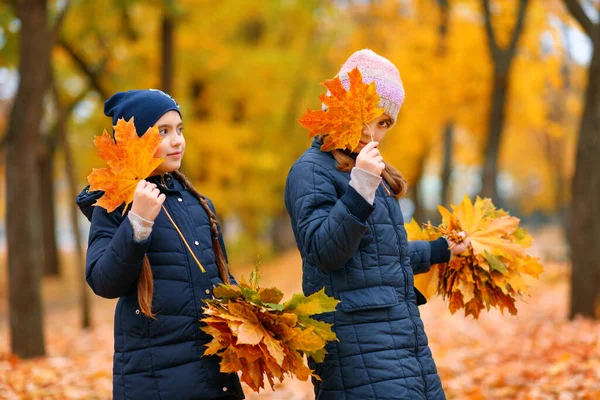 Mädchen Spielen Und Posieren Herbstlichen Stadtpark Zwei Kinder Spielen Mit — Stockfoto