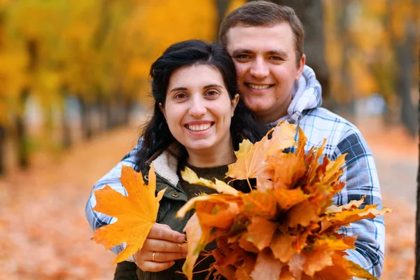 Портрет Пары Осеннем Городском Парке Счастливые Люди Позирующие Вместе Красивая — стоковое фото