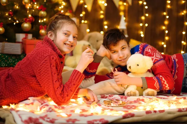 Retrato Niño Niña Decoración Año Nuevo Mienten Comen Dulces Galletas — Foto de Stock