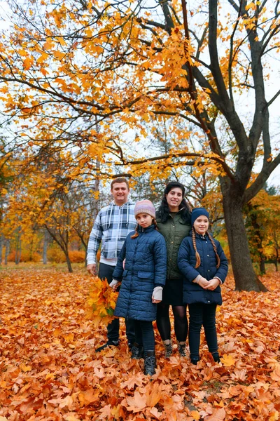 Portrét Rodiny Dětmi Podzimním Městském Parku Šťastní Lidé Pózující Společně — Stock fotografie