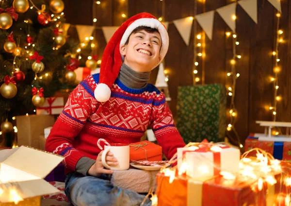 Porträt Eines Jungen Neujahrsschmuck Posiert Und Trinkt Tee Weihnachtsbeleuchtung Geschenke — Stockfoto