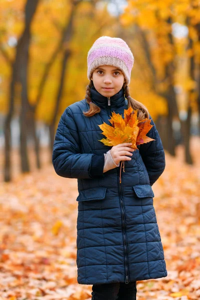 Portret Van Een Meisje Het Park Prachtige Natuur Bomen Met — Stockfoto