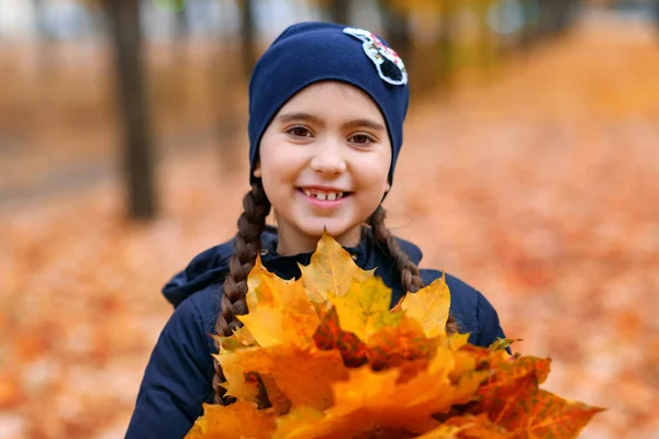 Portrét Dívky Podzimního Městského Parku Krásná Příroda Stromy Žlutými Listy — Stock fotografie
